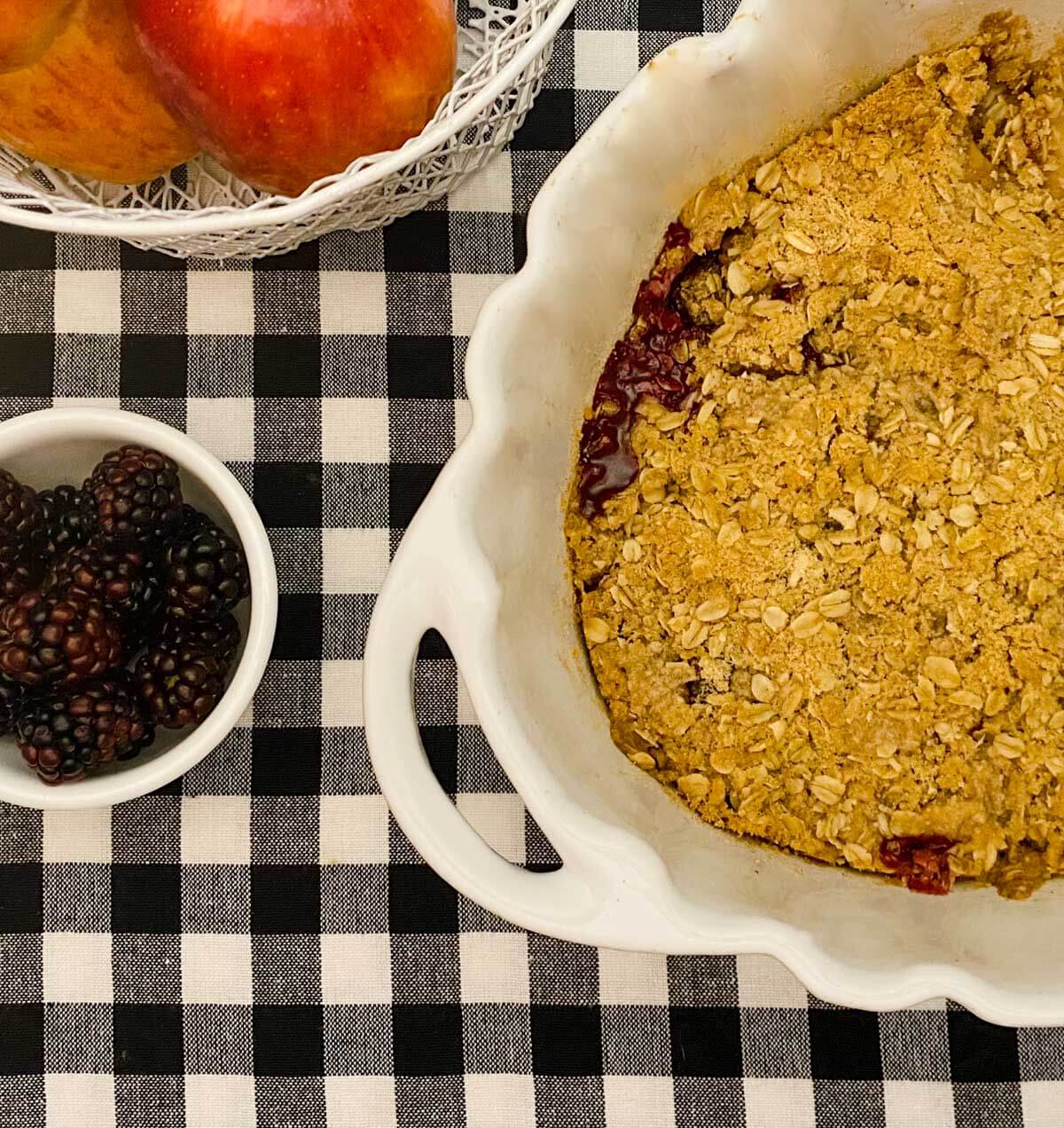 Apple And Blackberry Toffee Crumble | panoramashipping.com